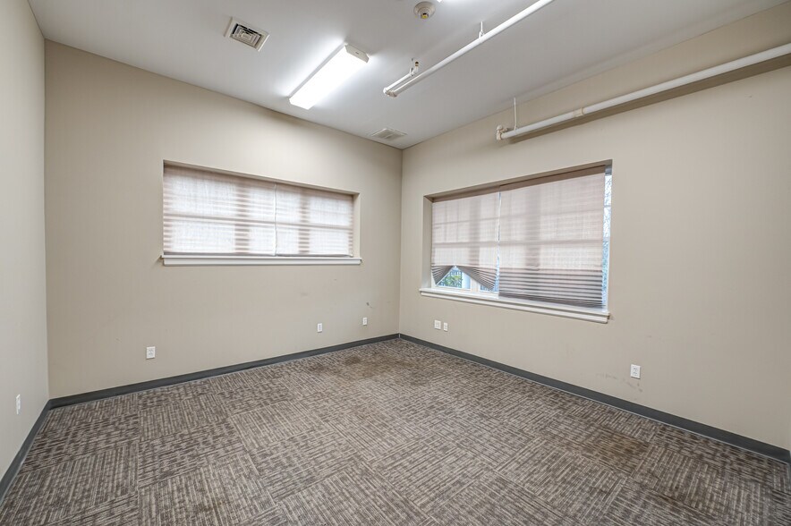 More Photos Of 41 Green St, Huntington Medical For Lease