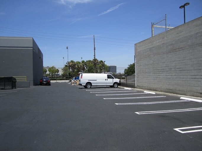 More Photos Of 550 N Nash St, El Segundo Warehouse For Lease