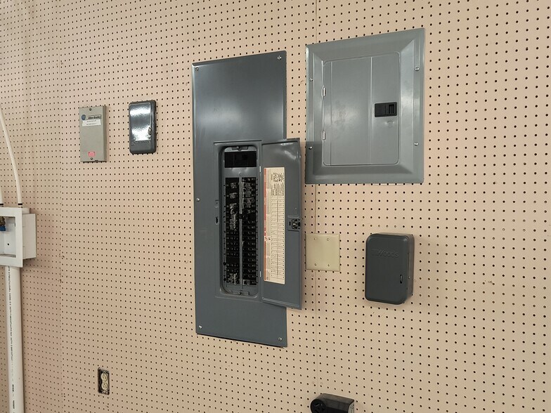 More Photos Of 1430 E Springhill Dr, Terre Haute General Retail For Lease