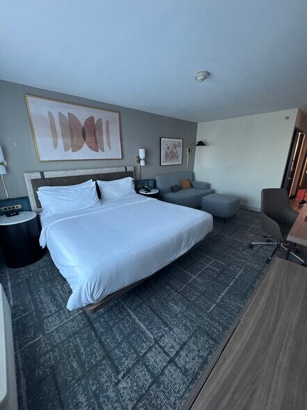 More Photos Of 7611 Katy Fwy, Houston Hotel For Sale