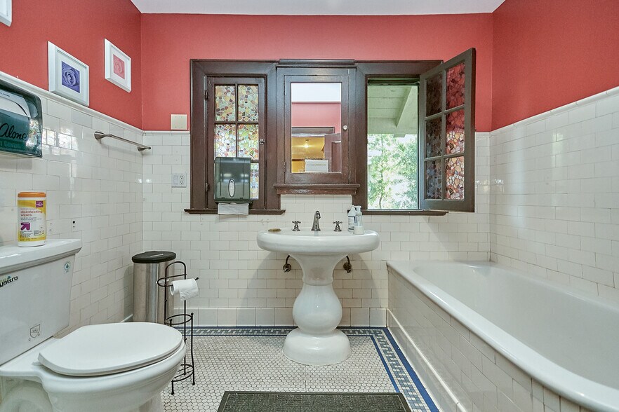 More Photos Of 658 S Bronson Ave, Los Angeles Office Residential For Sale