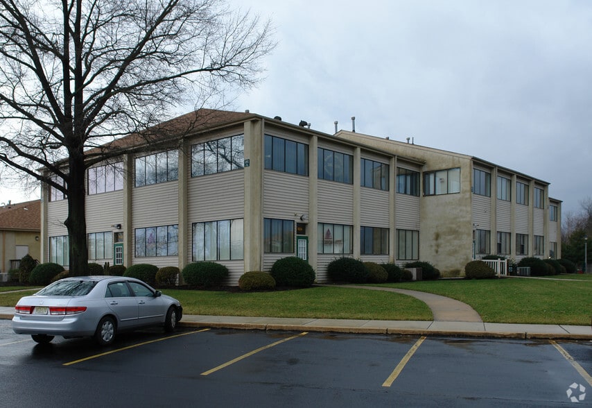 Primary Photo Of 102 Kings Way W, Sewell Medical For Lease