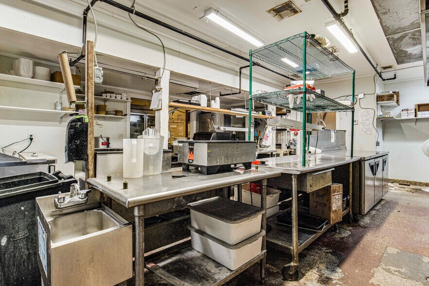 More Photos Of 131 New Warrington Rd, Pensacola Restaurant For Sale