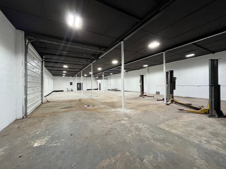 More Photos Of 3308 Rozzelles Ferry Rd, Charlotte Warehouse For Sale