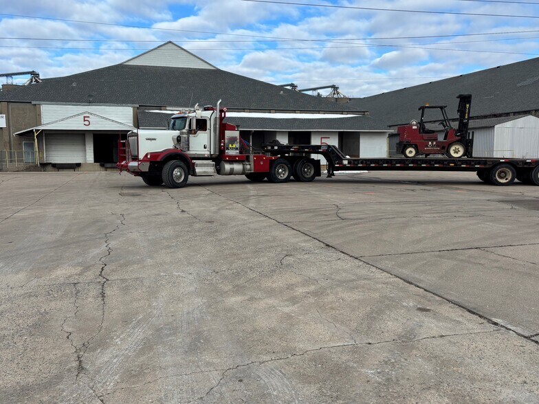 Primary Photo Of 5755 S Hoover Rd, Wichita Unknown For Lease