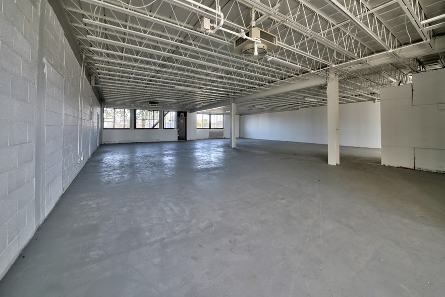 More Photos Of 8515 Av 9e, Montréal Light Manufacturing For Sale