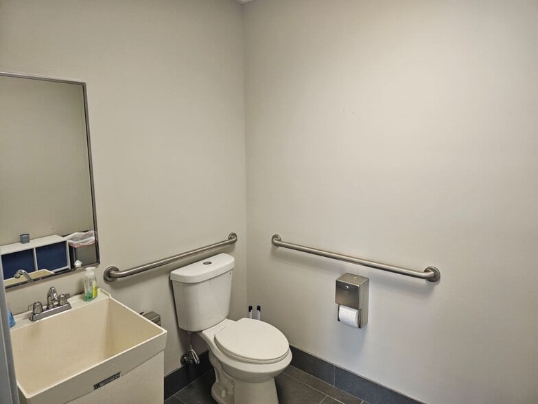 More Photos Of 5511 Radford Rd, Flowery Branch Office For Lease