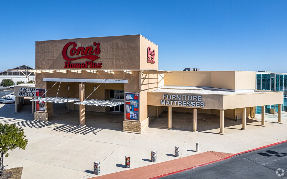 More Photos Of 11650 Bandera Rd, San Antonio Freestanding For Lease