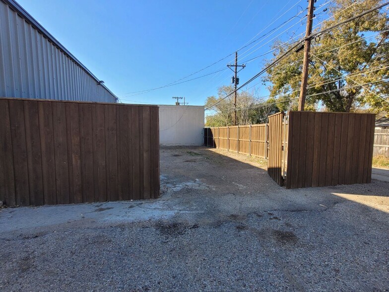 More Photos Of 2006 50th St, Lubbock Flex For Lease