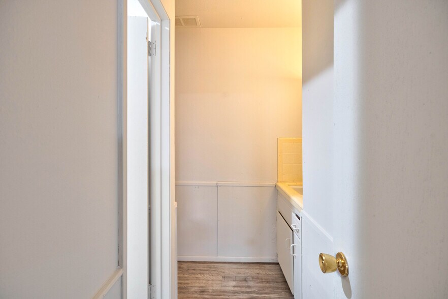 More Photos Of 2500 W 26th St, Plainview Apartments For Sale