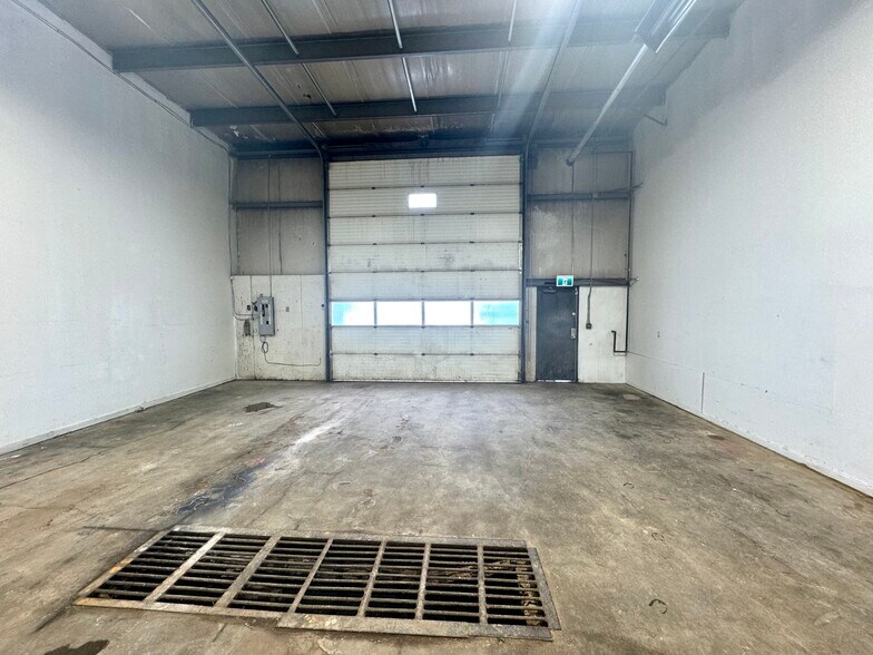 More Photos Of 4000 Landry Ave, Red Deer County Warehouse For Lease