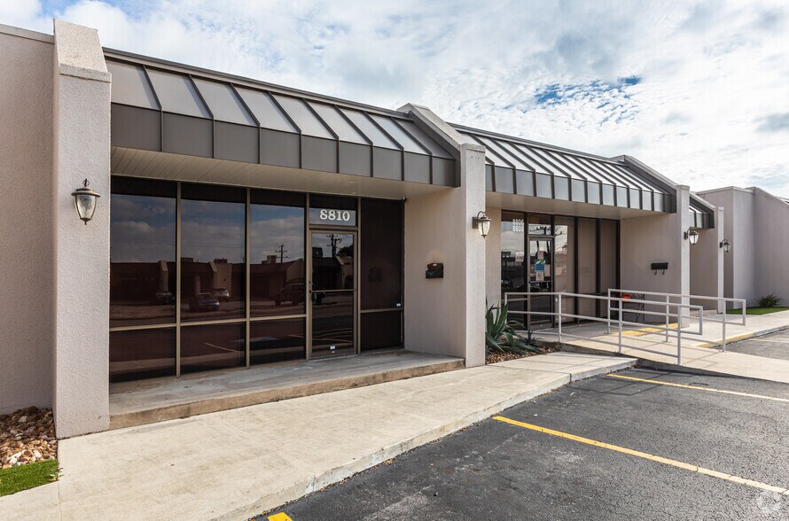 More Photos Of 8800-8844 Tradeway St, San Antonio Showroom For Lease