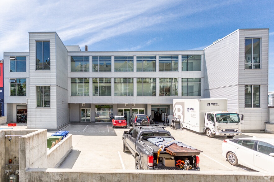 More Photos Of 370 Esplanade E, North Vancouver Warehouse For Lease