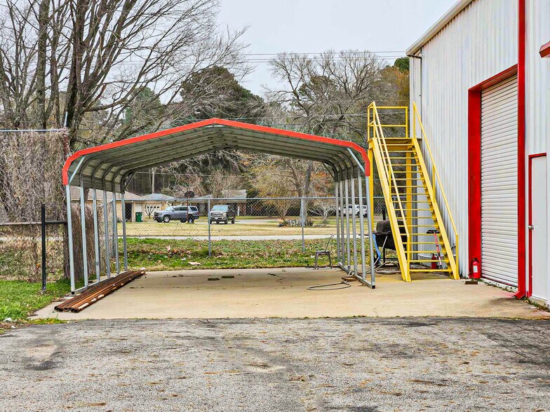 More Photos Of 5424 W Oak St, Palestine Showroom For Lease