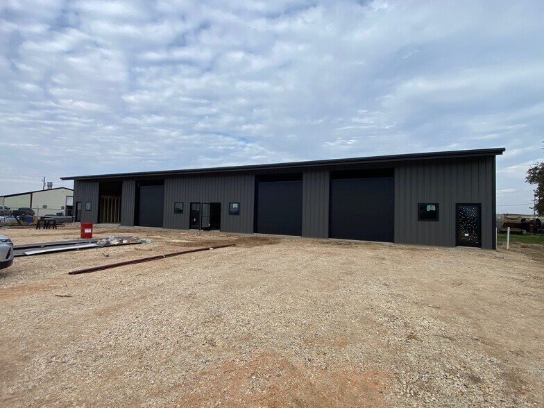 More Photos Of 2638 Business Loop 181 N, Floresville Flex For Lease