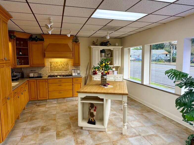 More Photos Of 8811 NE Sandy Blvd, Portland Freestanding For Sale