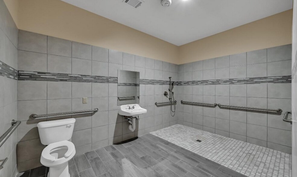 More Photos Of 196 Camelot St, Conroe Assisted Living For Sale
