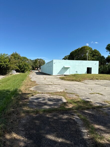 More Photos Of 975 N Courtenay Pky, Merritt Island Showroom For Lease