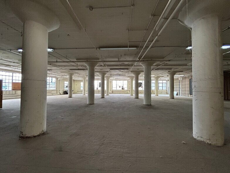 More Photos Of 401-435 N Western Ave, Chicago Industrial For Sale