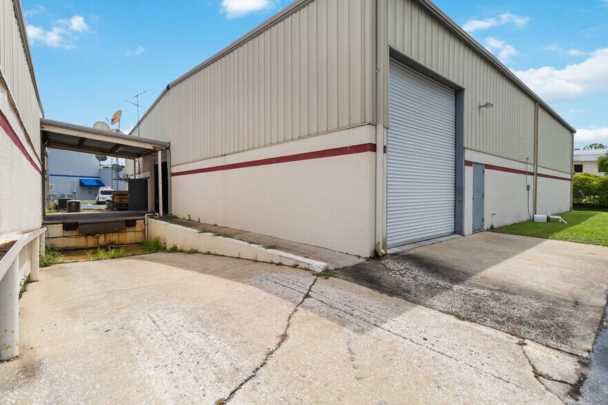 More Photos Of 1076 Florida Central Pky, Longwood Warehouse For Lease
