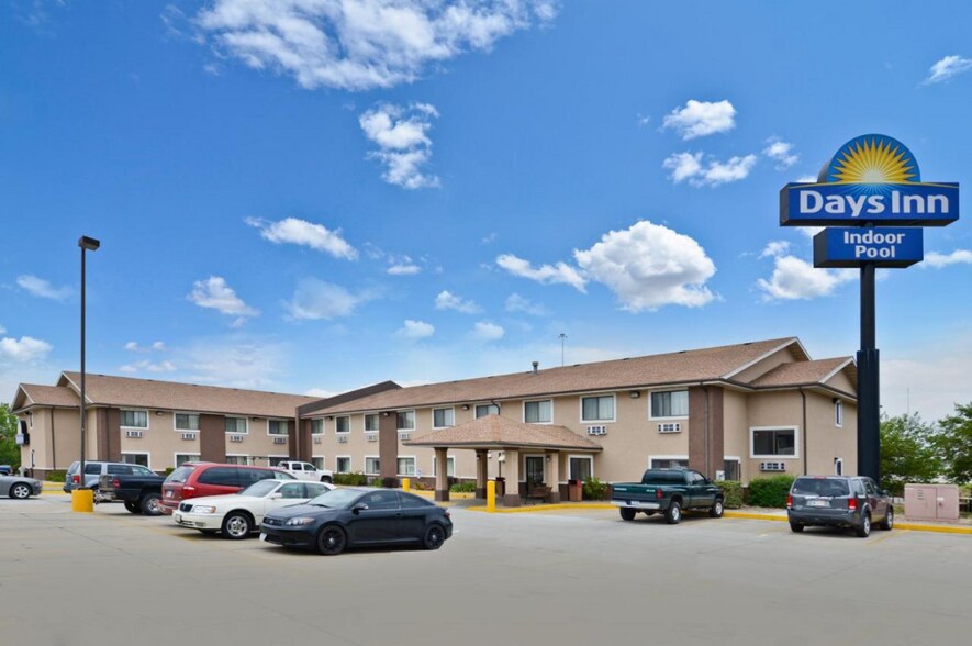 More Photos Of 1510 SW Wanamaker Rd, Topeka Hotel For Sale