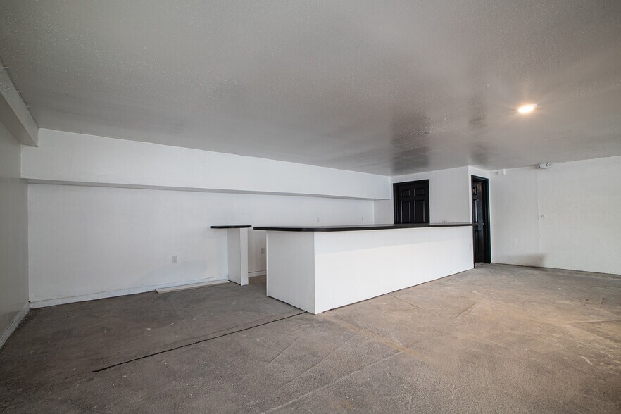 More Photos Of 802 Crosstimbers, Houston General Retail For Sale