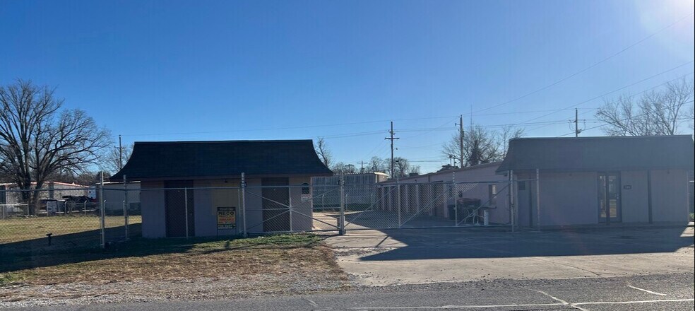More Photos Of 100 E 1st St, Grove Self Storage For Sale