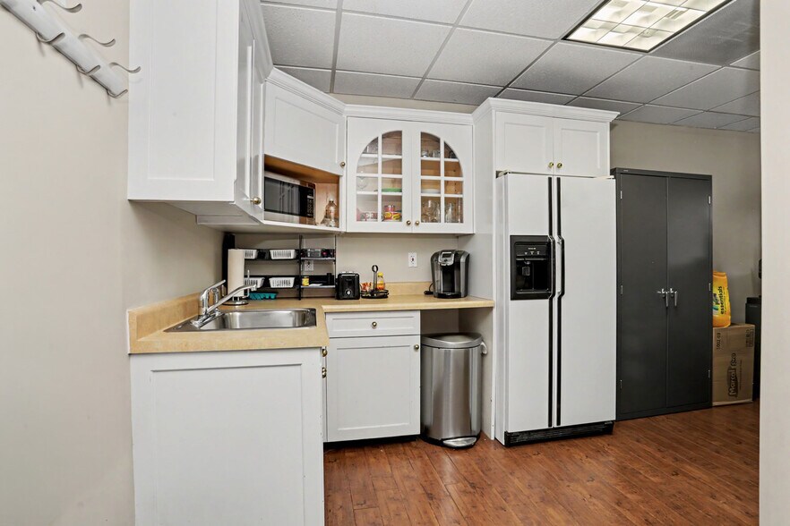 More Photos Of 27 Mill Plain Rd, Danbury Office For Sale