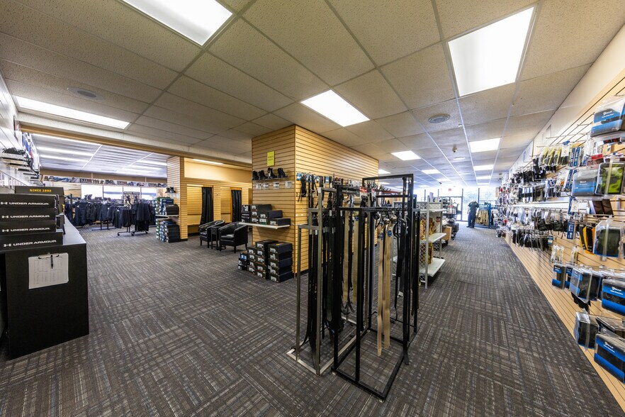 More Photos Of 2111 West Ave, San Antonio Flex For Sale