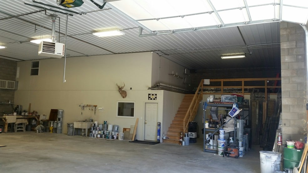 More Photos Of 1236-1248 Royal Dr, Papillion Warehouse For Lease