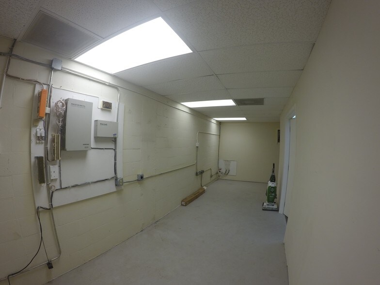 More Photos Of 6808-6832 Hanging Moss Rd, Orlando Showroom For Lease