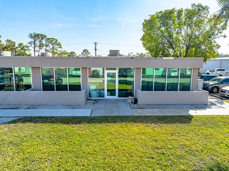 More Photos Of 2192-2198 Princeton St, Sarasota Manufacturing For Sale