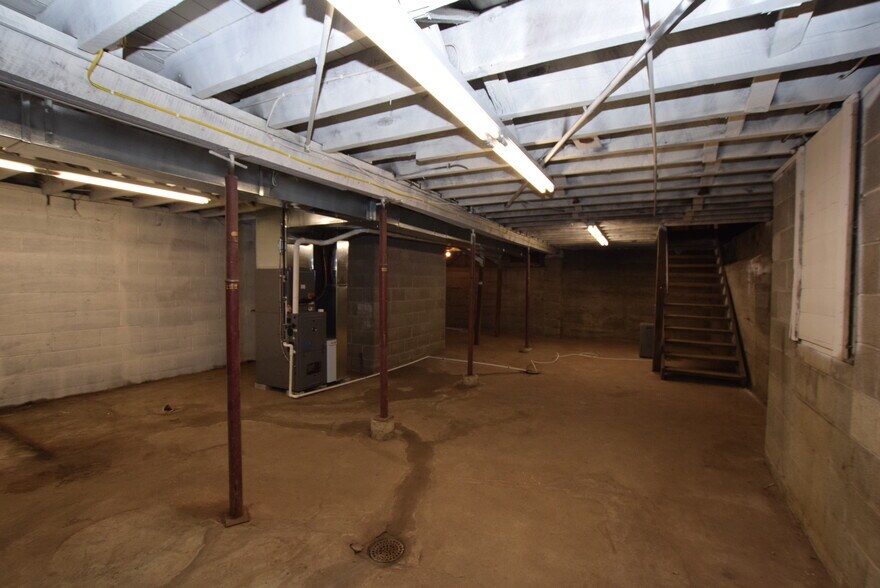 More Photos Of 604 E Main St, Saint Paris Office For Lease