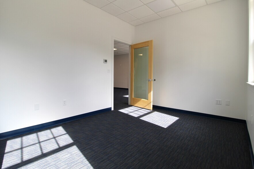 More Photos Of 1575 Iyannough Rd, Hyannis Office For Lease