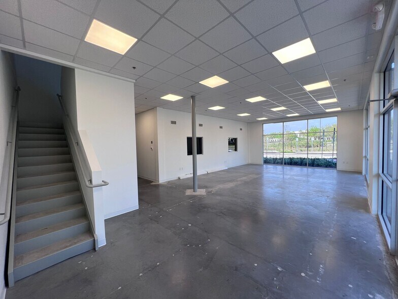 More Photos Of 8340 Southpark Cir, Orlando Flex For Lease