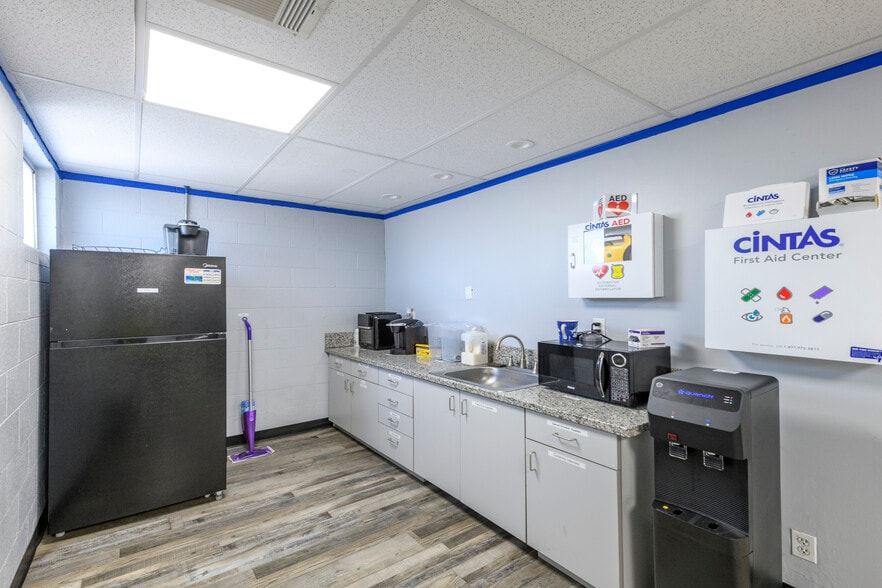 More Photos Of 10232-10234 Glenoaks Blvd, Pacoima Warehouse For Sale