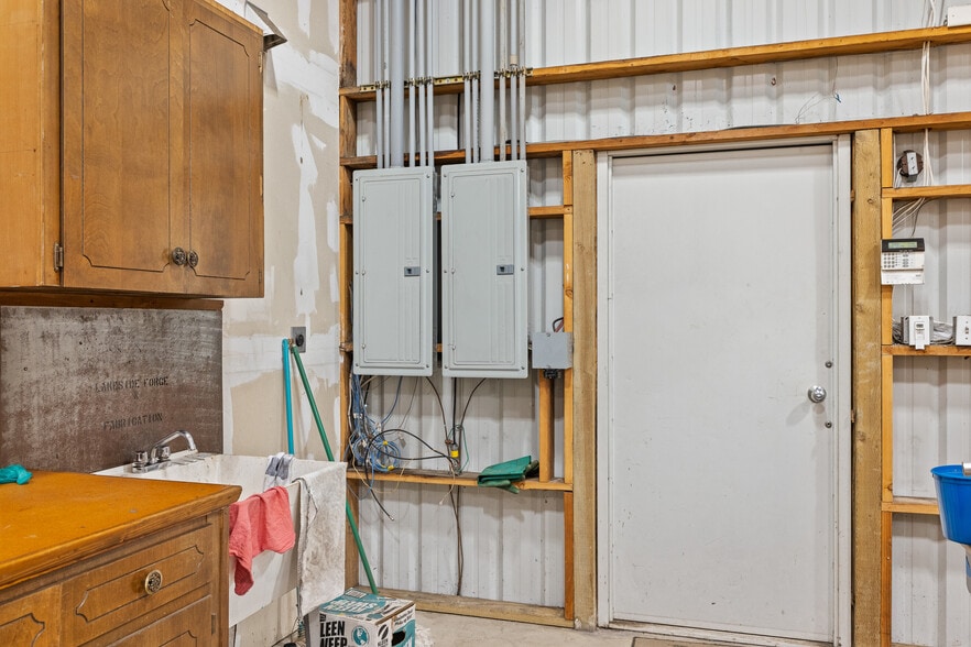 More Photos Of 100 N 7th St, Lakeside Showroom For Sale