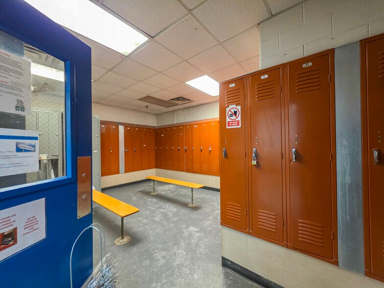 More Photos Of 1015 New York Ave, Toledo Distribution For Sale