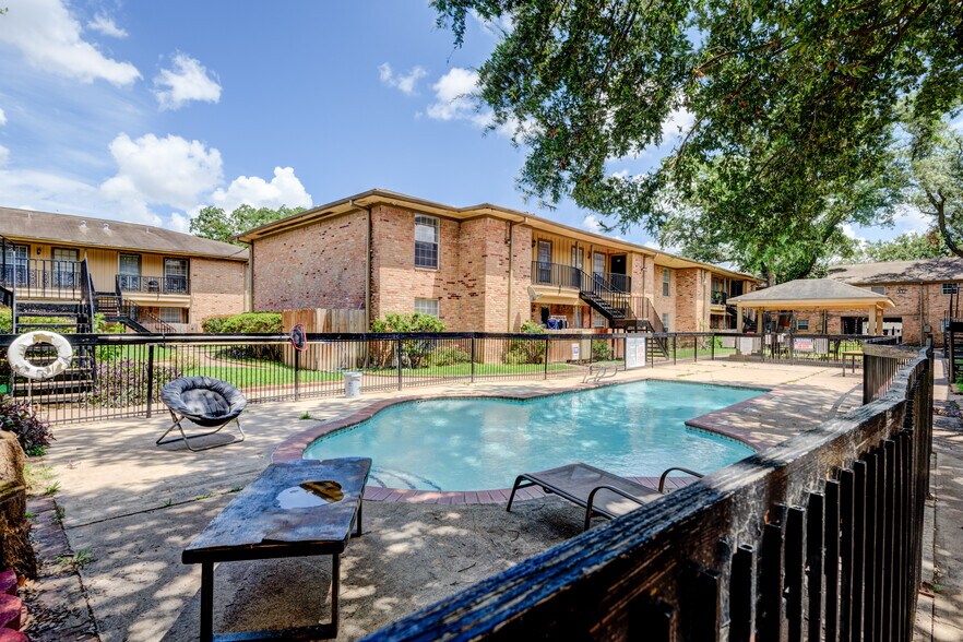 More Photos Of 5704 Edgemoor Dr, Houston Apartments For Sale