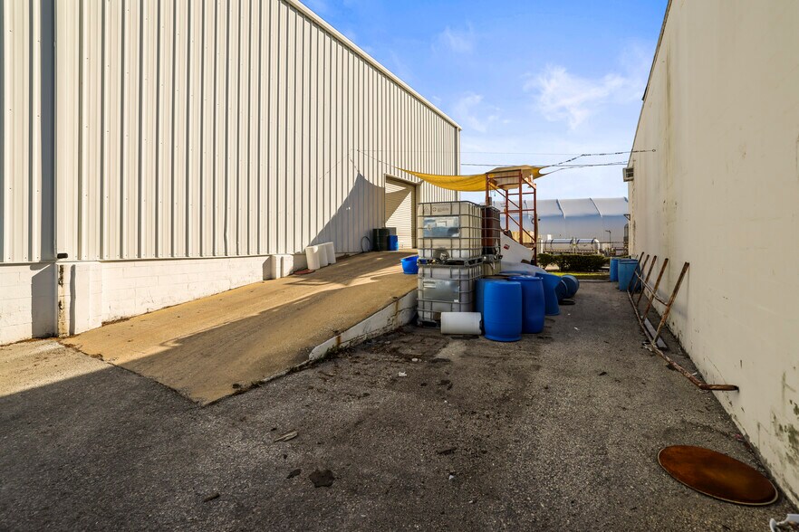 More Photos Of 1555 Sunshine Dr, Clearwater Warehouse For Sale