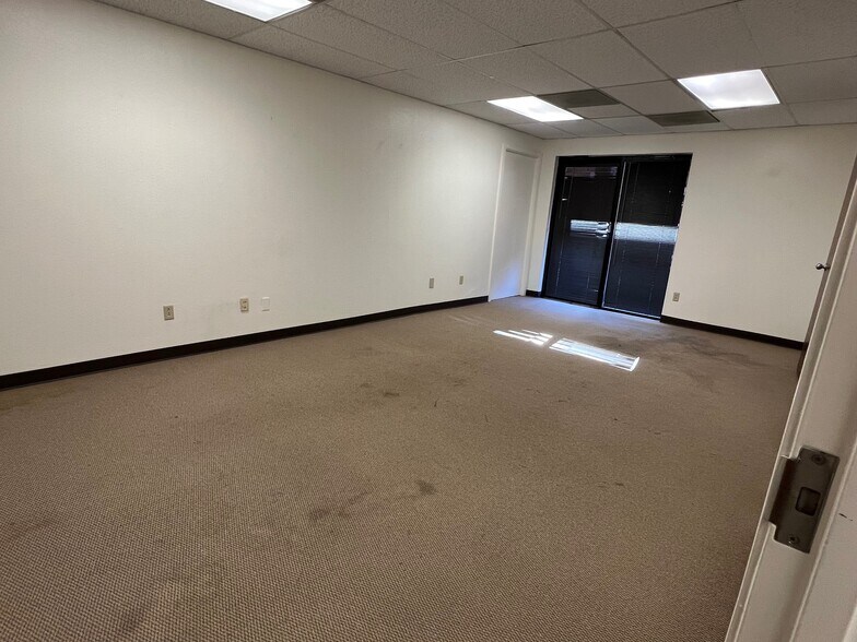 More Photos Of 4415-4417 71st St, Lubbock Office For Sale