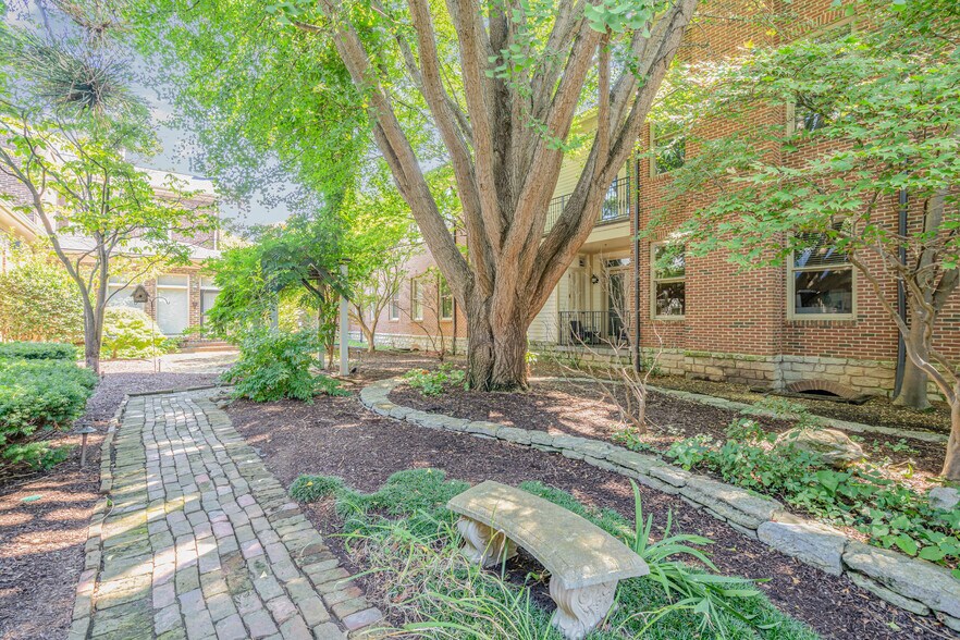 More Photos Of 137 3rd Ave N, Franklin Office For Lease