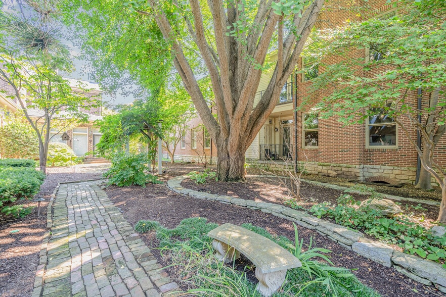 More Photos Of 137 3rd Ave N, Franklin Office For Lease