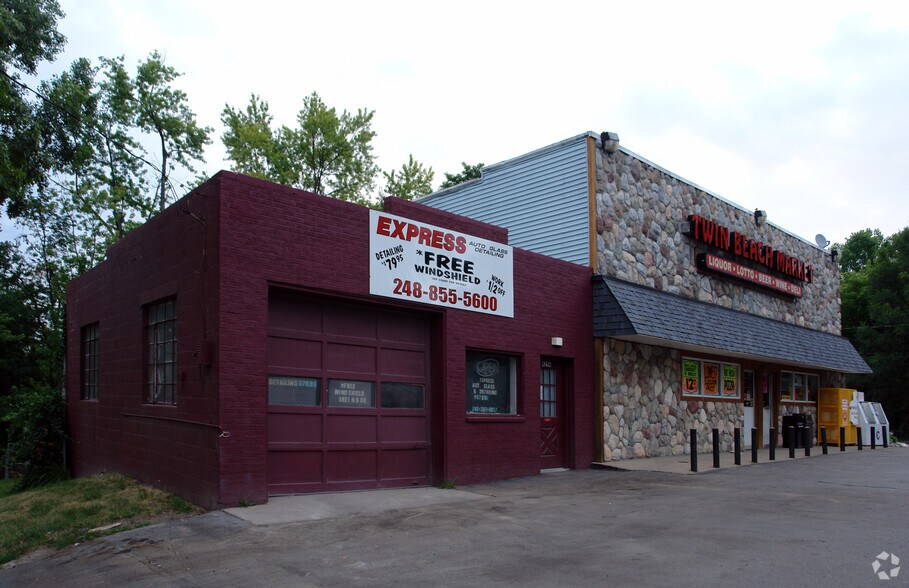 More Photos Of 4292-4296 Green Lake Rd, West Bloomfield Freestanding For Sale