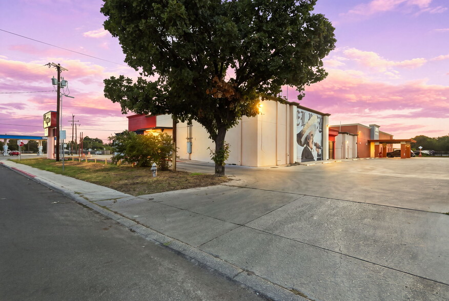 More Photos Of 4946 Rigsby Ave, San Antonio Restaurant For Sale