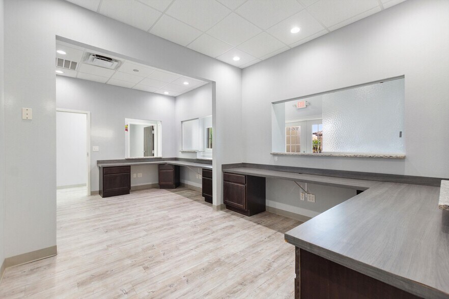 More Photos Of 105 Park Place Blvd, Davenport Medical For Sale