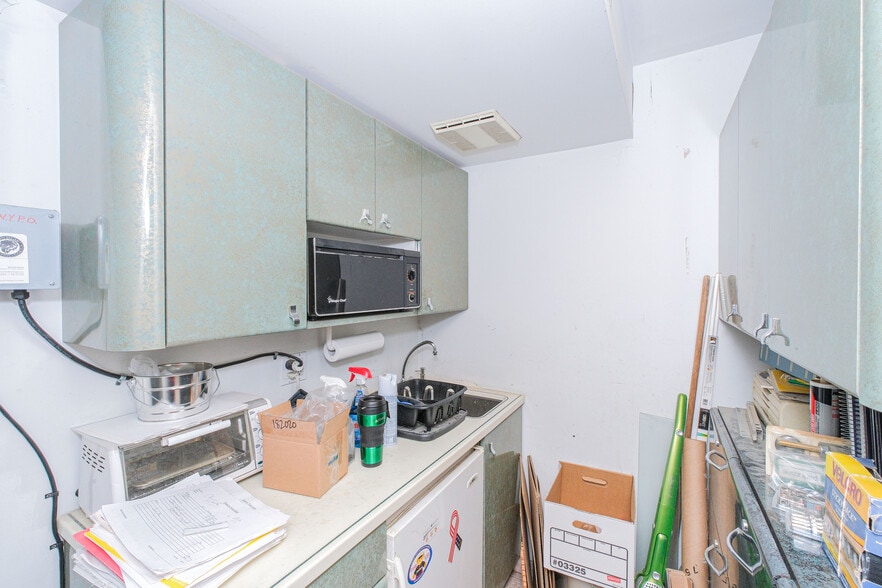 More Photos Of 1944-1952 Richmond Terrace, Staten Island Showroom For Lease