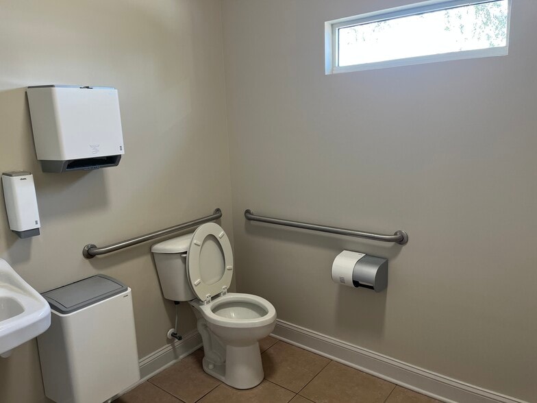 More Photos Of 8141 Ramona Blvd, Jacksonville Medical For Lease