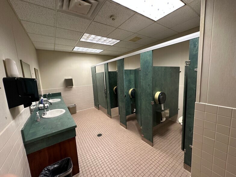 More Photos Of 1110 Calder St, Beaumont Medical For Lease