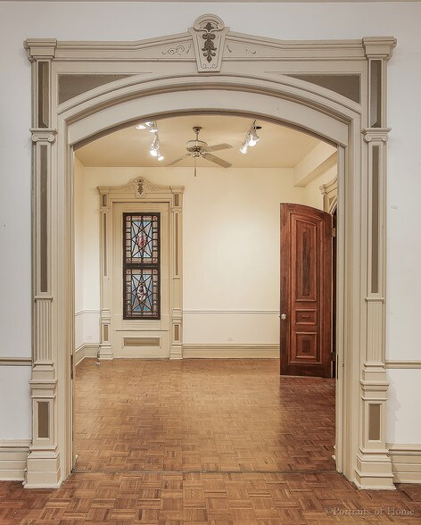 More Photos Of 16 W Ontario St, Chicago Storefront Retail Office For Lease